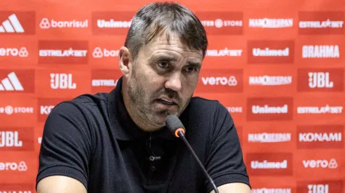 Eduardo Coudet tecnico do Internacional durante entrevista coletiva apos a partida contra o Athletico-PR no estadio Arena da Baixada pelo campeonato Brasileiro A 2024. Robson Mafra/AGIF
