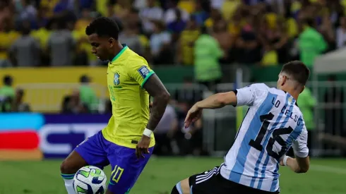 Rodrygo jogador do Brasil disputa lance com Lo Celso jogador do Argentina em foto de arquivo de 21 de Novembro de 2023 durante partida no estádio Maracanã pelo campeonato Eliminatórias Copa Do Mundo 2026. 
