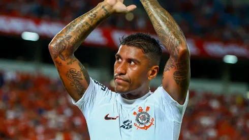 Paulinho do Corinthians comemoram vitória ao final da partida contra o América Natal no estádio Arena das Dunas pelo campeonato Copa Do Brasil 2024. Volante está próximo do Imortal.
