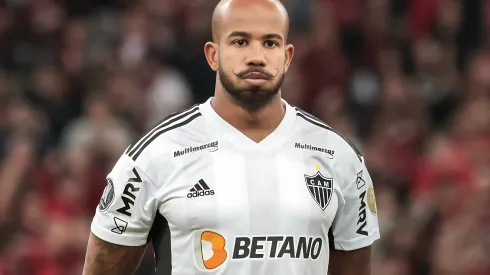 Patrick jogador do Atlético-MG durante execução do hino nacional antes da partida contra o Athletico-PR no estádio Arena da Baixada pelo campeonato Libertadores 2023. Agora, atleta deve deixar o Santos.
