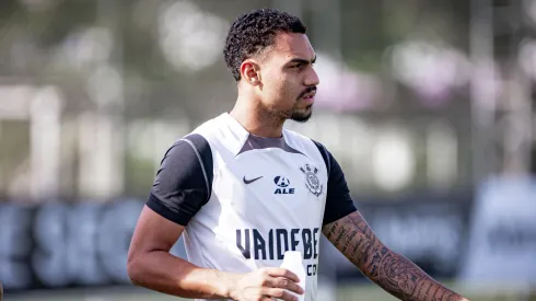 Matheuzinho durante chegada para treinamento no CT do Corinthians.