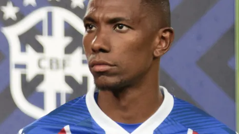 Kanu jogador do Bahia durante execução do hino nacional antes da partida contra o Coritiba no estádio Couto Pereira pelo campeonato Brasileiro A 2023. 
