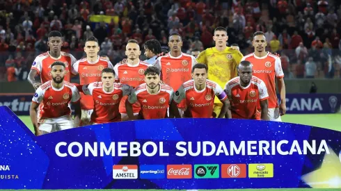 Jogadores do Internacional posam para foto antes na partida contra Belgrano na Arena Barueri pelo campeonato Copa Sul-Americana 2024. 
