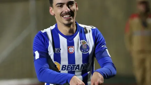 André Franco com a camisa do Porto. Foto: Divulgação/Porto.
