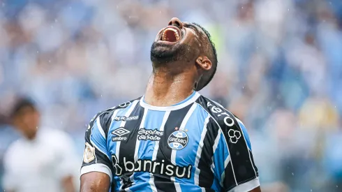 Galdino jogador do Gremio lamenta durante partida contra o Corinthians no estadio Arena do Gremio pelo campeonato Brasileiro A 2023. Atacante é criticado pela torcida gremista.
