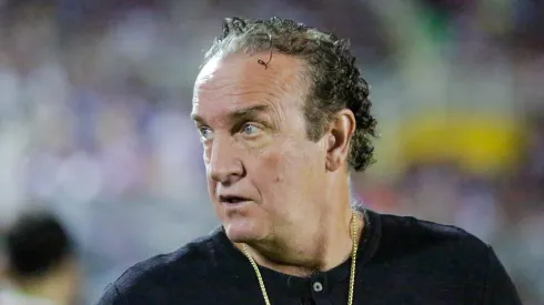 Cuca técnico do Athletico-PR durante partida contra o Fortaleza no estadio Presidente Vargas (CE) pelo campeonato Brasileiro A 2024. 
