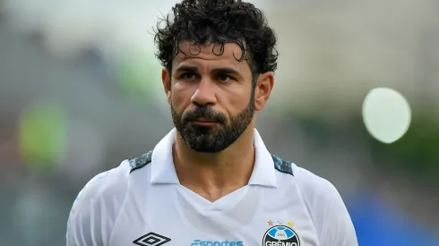 Diego Costa jogador do Grêmio durante partida contra o Vasco no estádio São Januário pelo campeonato Brasileiro A 2024. Atacante ganhou elogios após jogo pela Copa Libertadores.
