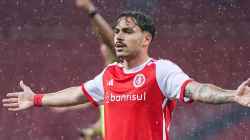 Mauricio jogador do Internacional reclama com a arbitragem durante partida contra o Bahia no estádio Beira-Rio pelo campeonato Brasileiro A 2024. 
