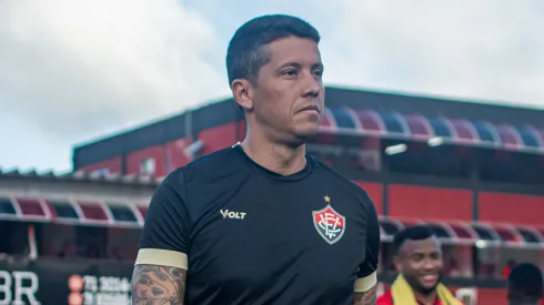 Thiago Carpini durante partida do Vitória contra o Atlético Goianiense, pela 7ª Rodada – Campeonato Brasileiro Série A 2024. Fotos: Victor Ferreira/EC Vitória
