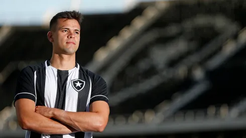 Foto: Vitor Silva/Botafogo – Jacob Montes em apresentação no Botafogo. Jogador se destaca com Seleção da Nicarágua.
