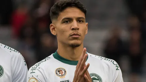 Caetano jogador do Goias durante execucao do hino nacional antes da partida contra o Athletico-PR no estadio Arena da Baixada pelo campeonato Brasileiro A 2022. Zagueiro está de saída do time paulista.
