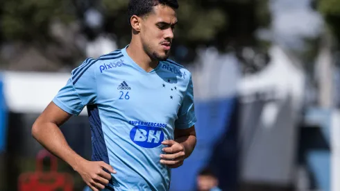 Foto: Gustavo Aleixo/Cruzeiro – Lucas Oliveira durante treinamento na Toca da Raposa 2 em 2022.
