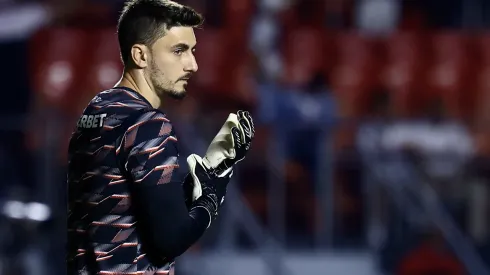 Rafael goleiro do São Paulo durante aquecimento antes da partida contra o Cruzeiro no estádio Morumbi pelo campeonato Brasileiro A 2024.  
