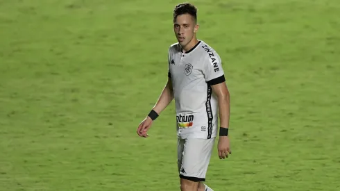 Matheus Frizzo com a camisa do Botafogo durante confronto contra o Vasco no Carioca de 2021.
