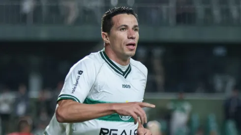 Leandro Damiao jogador do Coritiba comemora seu gol durante partida contra o Ituano no estadio Couto Pereira pelo campeonato Brasileiro B 2024. Robson Mafra/AGIF
