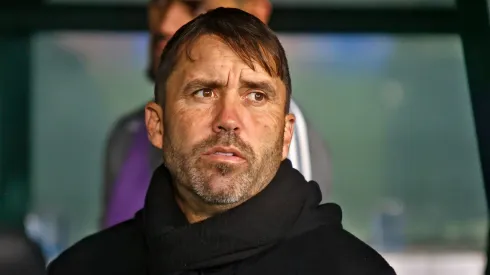 Eduardo Coudet técnico do Atlético-MG durante partida contra o Coritiba no estádio Couto Pereira pelo campeonato BRASILEIRO A 2023. Treinador quer novo zagueiro.
