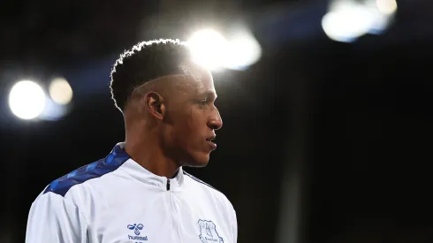 Yerry Mina com a camisa do Everton durante confronto contra o Liverpool na Premier League.
