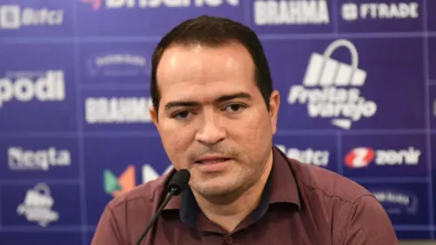 O presidente Marcelo Paz fala aos jornalistas durante apresentação oficial de Silvio Romero como jogador do Fortaleza em coletiva de imprensa realizada na Arena Castelão.
