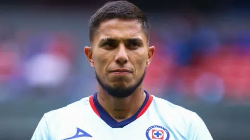 Carlos Salcedo, do Cruz Azul, olha durante a partida da 4ª rodada entre Cruz Azul e Santos Laguna como parte do Torneo Apertura 2023 Liga MX no Estádio Azteca em 20 de agosto de 2023 na Cidade do México, México. (Foto de Agustín Cuevas/Getty Images)