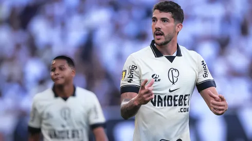 Gustavo Henrique jogador do Corinthians durante partida contra o Santo André no estádio Arena Corinthians pelo campeonato Paulista 2024. Defensor foi cobrado pelos torcedores.
