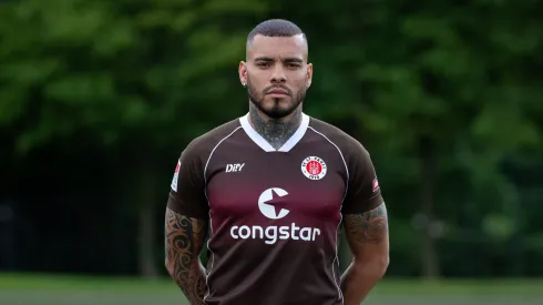 HAMBURG, GERMANY – JULY 18: Maurides of FC St. Pauli poses during the team presentation at Training Center Kollaustrasse on July 18, 2023 in Hamburg, Germany. Atacante foi descartado pelo arquirrival.
