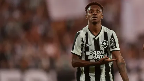 Jeffinho se transferiu do Lyon para o Botafogo – Foto: Thiago Ribeiro/AGIF
