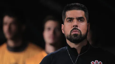 António Oliveira vem montando o Corinthians para o clássico - Foto: Ettore Chiereguini/AGIF