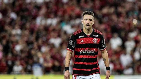 Léo Ortiz teve uma atuação sólida jogando improvisado - Foto: Thiago Ribeiro/AGIF