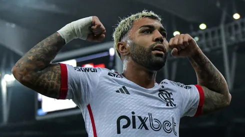 Gabigol jogador do Flamengo comemora seu gol durante partida contra o Vasco no estádio Maracanã pelo campeonato Brasileiro A 2024. 
