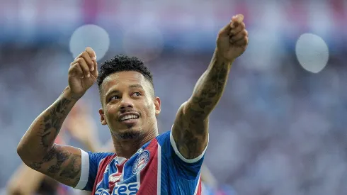 Rafael Ratao jogador do Bahia comemora seu gol com jogadores do seu time durante partida contra o Jequie no estadio Arena Fonte Nova pelo campeonato Baiano 2024. Atacante foi sondado por adversário da Série A. 
