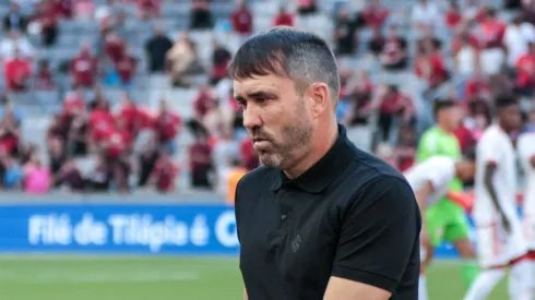 Eduardo Coudet tecnico do Internacional durante partida contra o Athletico-PR no estadio Arena da Baixada pelo campeonato Brasileiro A 2024. 
