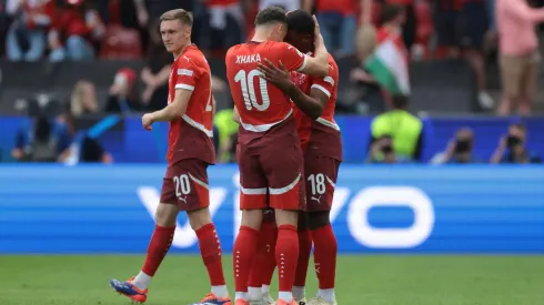 Kwadwo Duah, da Suíça, comemora com seus companheiros de equipe depois de marcar e dar ao time uma vantagem de 1 a 0 durante a partida do Campeonato Europeu da UEFA (Sportimage Ltd / Alamy Stock Photo)