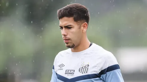 Nonato jogador do Santos durante treino no Centro de Treinamento CT Rei Pele. Meia foi rejeitado pela torcida vascaína
