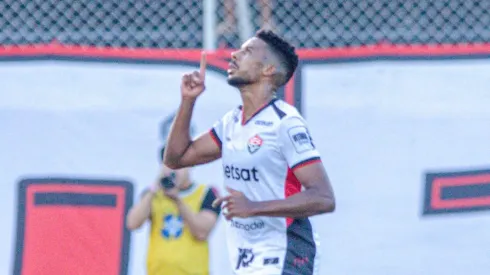 Willian Oliveira jogador do Vitoria comemora seu gol com jogadores do seu time durante partida contra o Internacional no estádio Barradão pelo campeonato Brasileiro A 2024.
