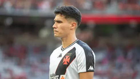 Galdames jogador do Vasco durante partida contra o Athletico-PR no estadio Arena da Baixada pelo campeonato Brasileiro A 2024. Meia sofre cobrança da torcida. 
