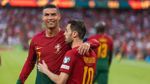 Cristiano Ronaldo e Bernardo Silva em campo por Portugal (Maciej Rogowski / Alamy Stock Photo)