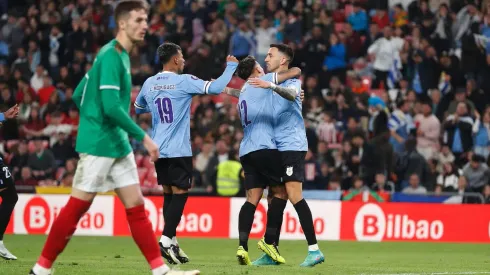 ecino comemora após seu gol com jogadores do time durante o amistoso internacional entre o Basco 1-1 Uruguai (Aflo Co. / Alamy Stock Photo)