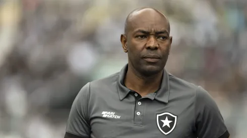 Claudio Caçapa, especulado no Vasco, comandando o Botafogo em 2023
