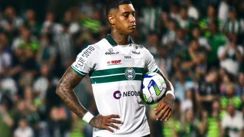 Alef Manga durante confronto contra o Sport na Copa do Brasil 2023.