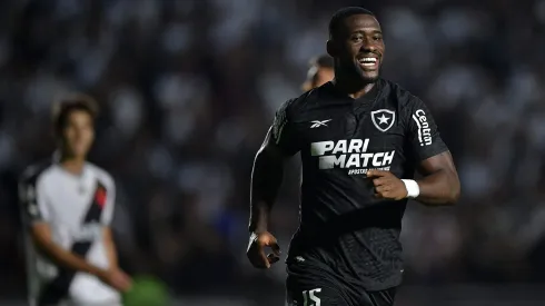 Bastos comemorando gol contra o Vasco no Brasileirão 2024.
