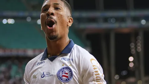 Davó, com a camisa do Bahia, comemorando gol contra a Ponte Preta na Série B de 2022.
