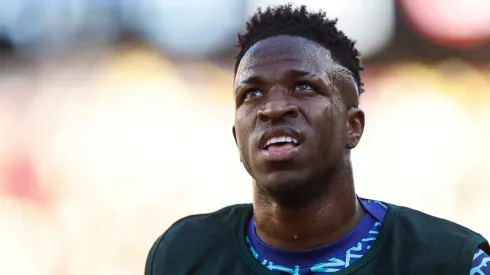 Vinicius Junior, do Brasil, se aquece antes da partida do Grupo D da CONMEBOL Copa América 2024 entre Brasil e Colômbia, no Levi's Stadium, em 2 de julho de 2024, em Santa Clara, Califórnia. (Foto de Lachlan Cunningham/Getty Images)
