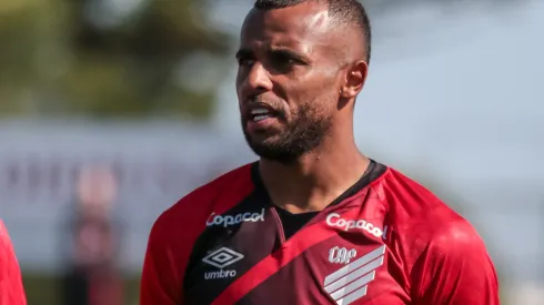 Ale Santana durante uma partida no Campeonato Paranaense de 2023.
