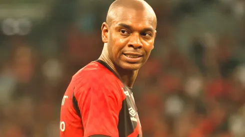 Fernandinho jogador do Athletico-PR durante partida contra o Coritiba no estádio Arena da Baixada pelo campeonato Paranaense 2023. Meio-campista foi avisado sobre recusa de treinador. 
