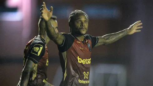 Luiz Adriano não conseguiu render no Vitória - Foto: Jhony Pinho/AGIF