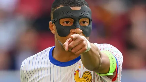 Mbappe com sua máscara (Mark Pain / Alamy Stock Photo)