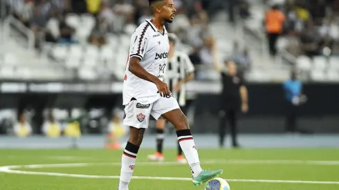 Jogador do Vitória em partida da Copa do Brasil no Engenhão (A.PAES / Alamy Stock Photo)