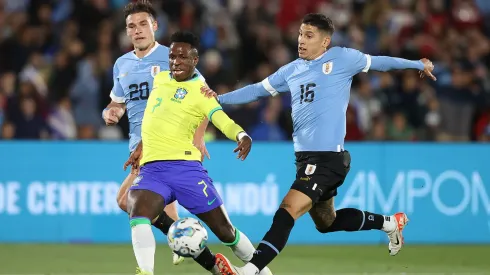 Vinicius Jr no duelo entre Uruguai x Brasil no Estádio Centenário em Montevideu pelas Eliminatórias 2026. Foto: Vitor Silva/CBF