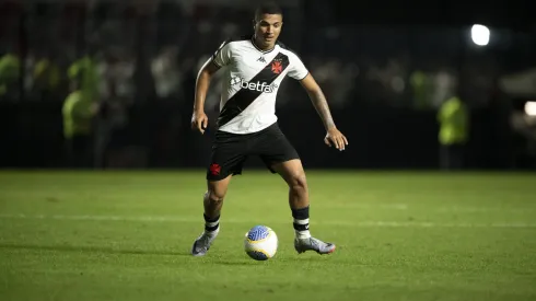 Matheus Carvalho durante confronto contra o São Paulo no Brasileirão 2024.
