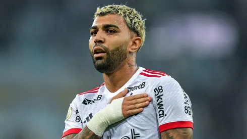 Gabigol, jogador do Flamengo, deve chegar ao Palmeiras em 2025.
